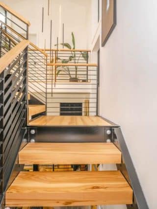 escalier décoré avec cadre et plantes
