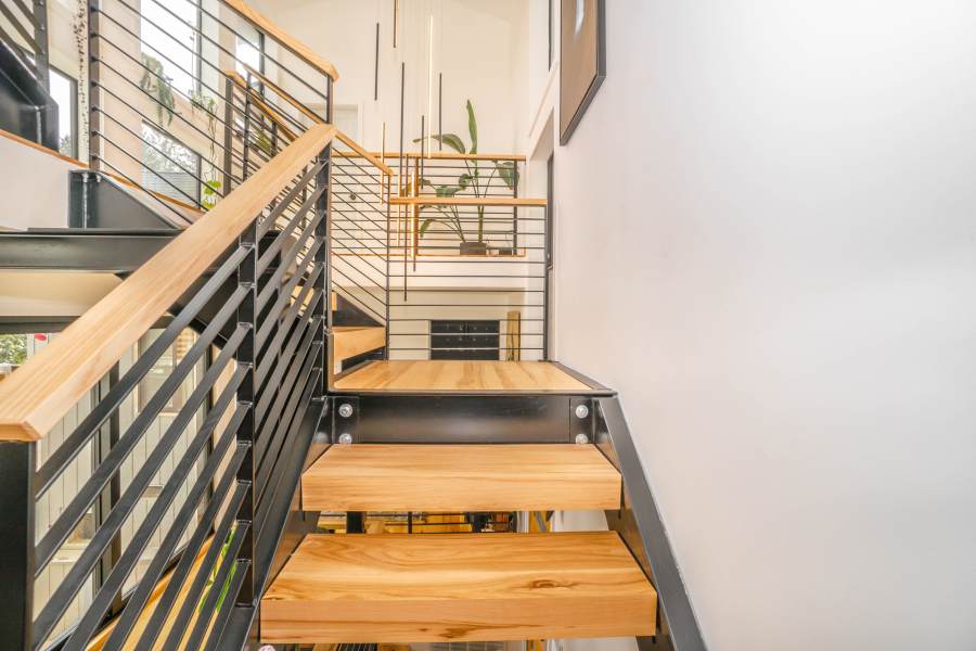 escalier décoré avec cadre et plantes