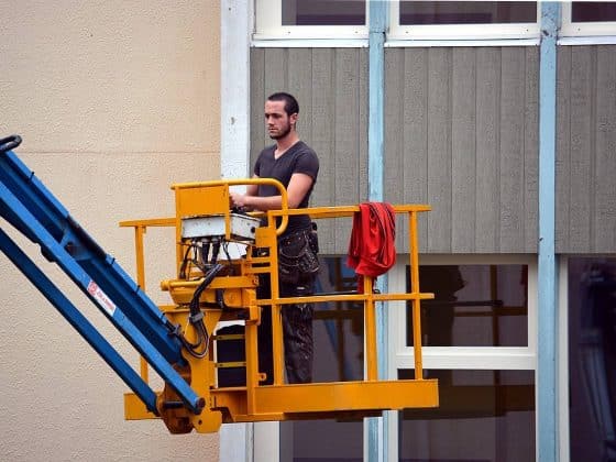 homme sur une nacelle orange