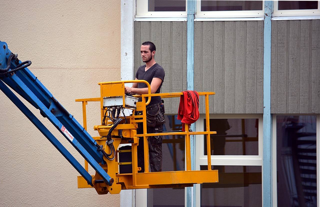 homme sur une nacelle orange