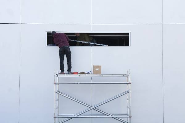 homme travaillant sur un echaffaudage