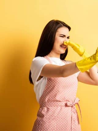femme se tenant le nez mauvaise odeur de canalisation