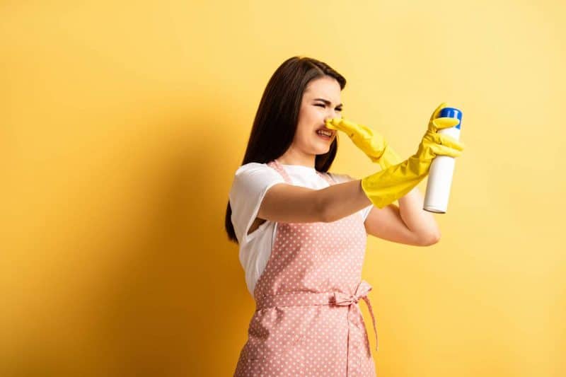 femme se tenant le nez mauvaise odeur de canalisation