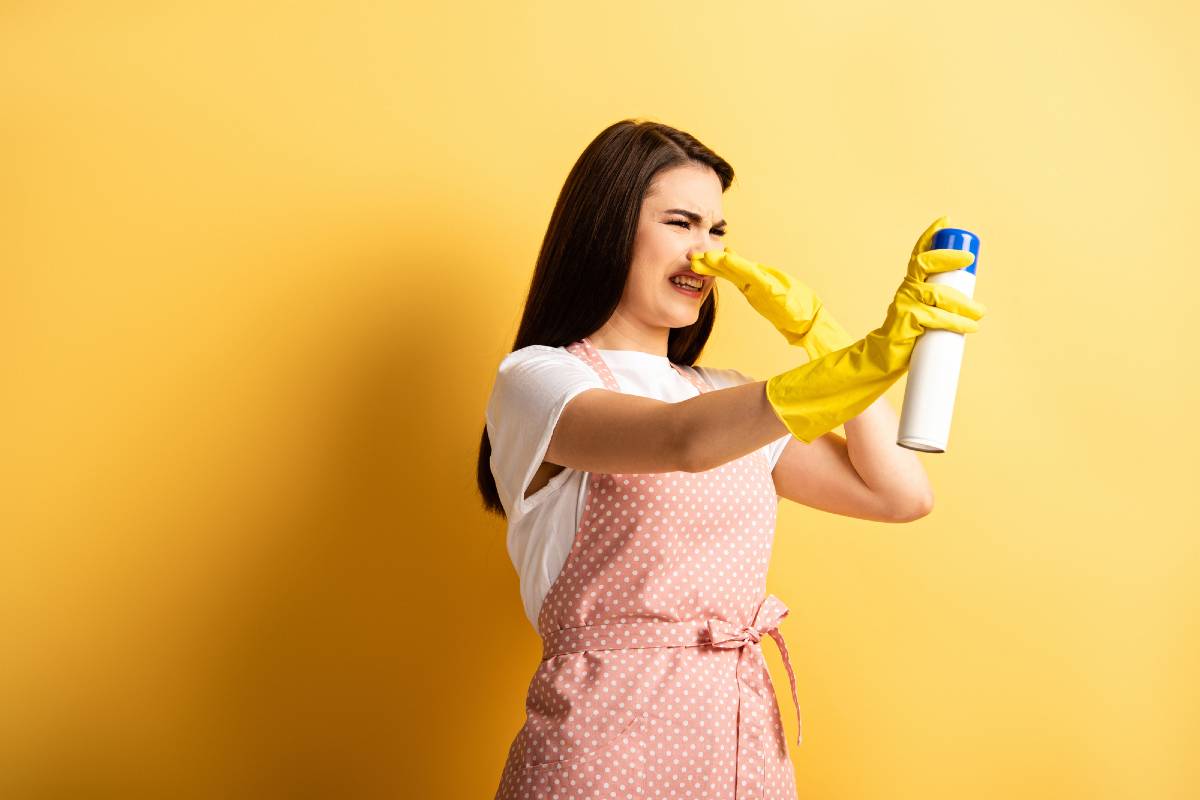 femme se tenant le nez mauvaise odeur de canalisation
