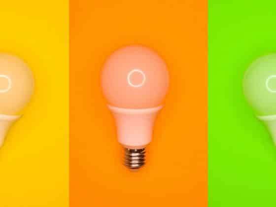 ampoules de différentes couleurs pour illustration comparateur d'énergie