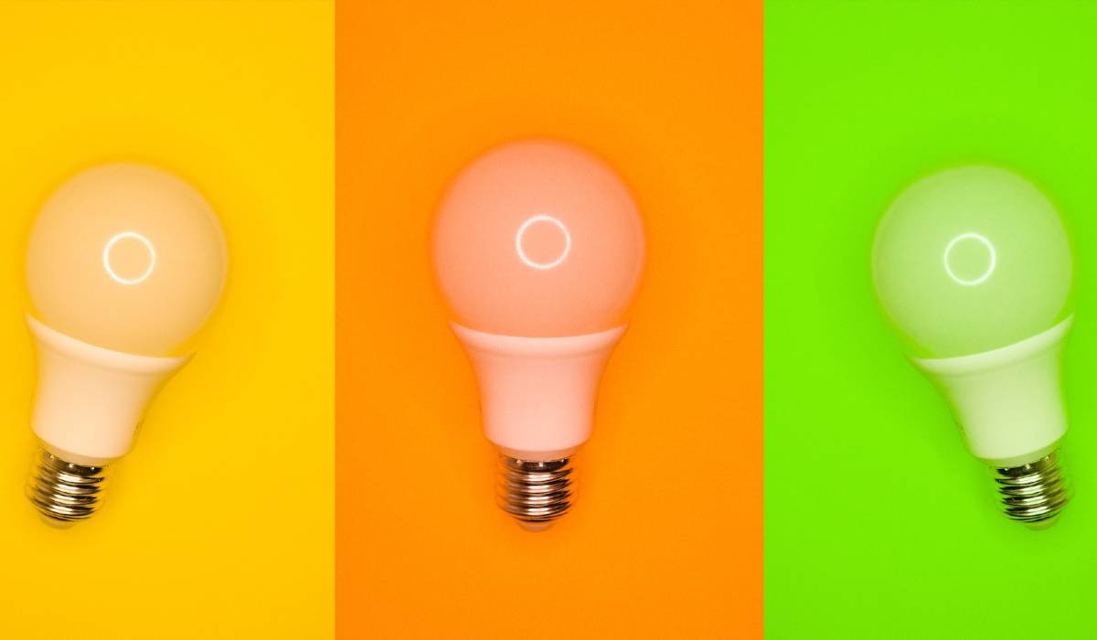ampoules de différentes couleurs pour illustration comparateur d'énergie