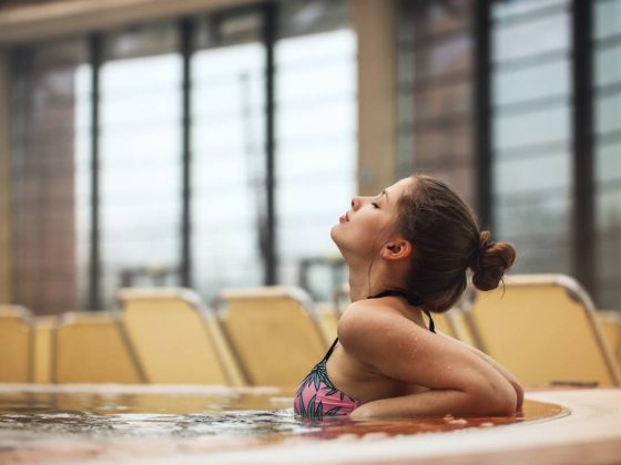 jeune femme se reposant dans spa silencieux