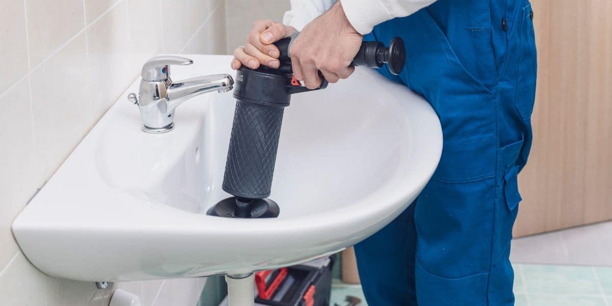 Déboucher une canalisation : 7 astuces efficaces pour vos tuyaux