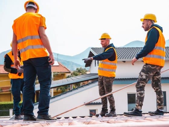 Équipe de techniciens travaillant sur le toit