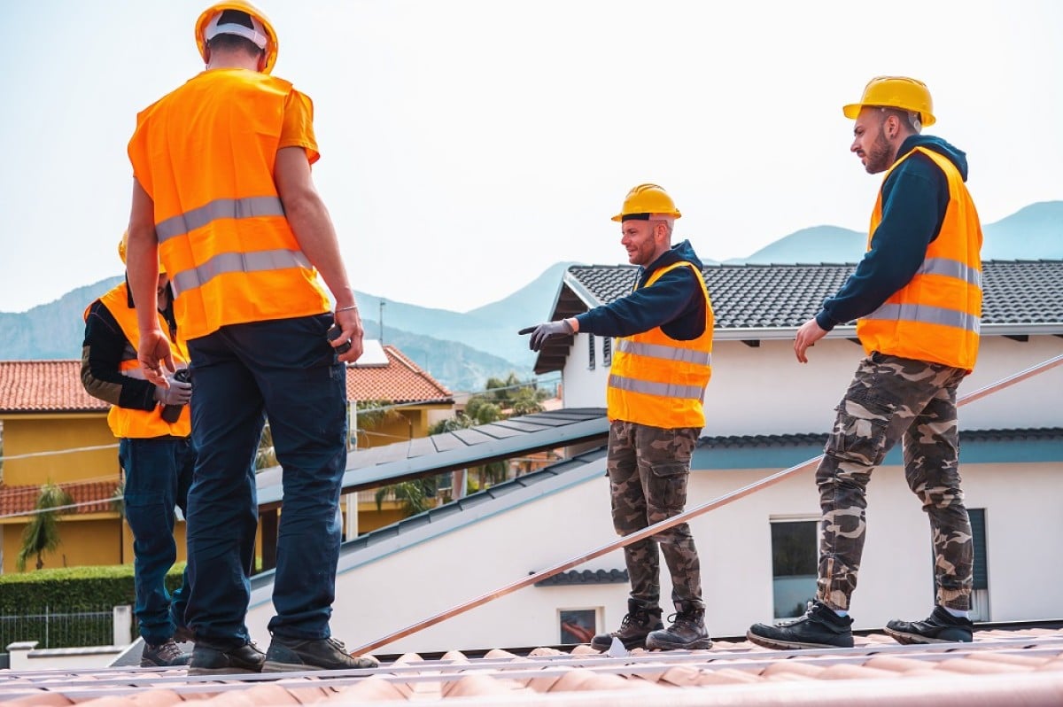 Équipe de techniciens travaillant sur le toit