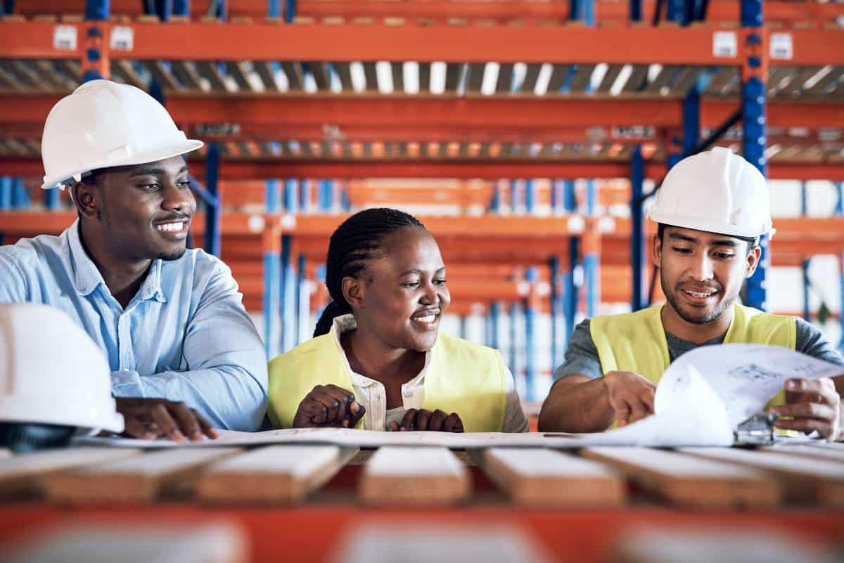 jeunes apprenants dans le métier de la construction