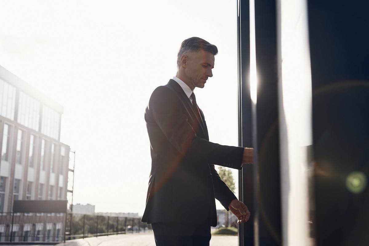 homme essayant douvrir une porte