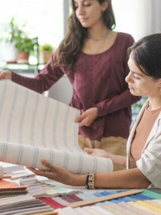 femmes choisissant du papier peint