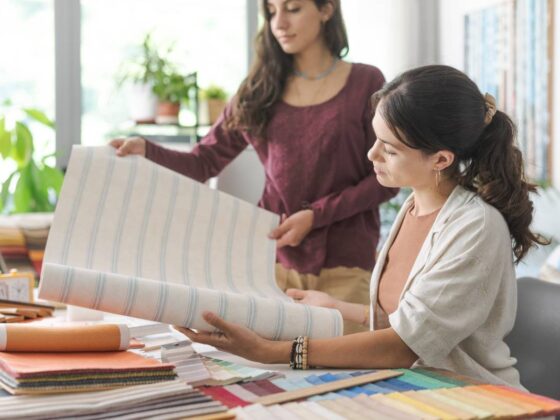 femmes choisissant du papier peint