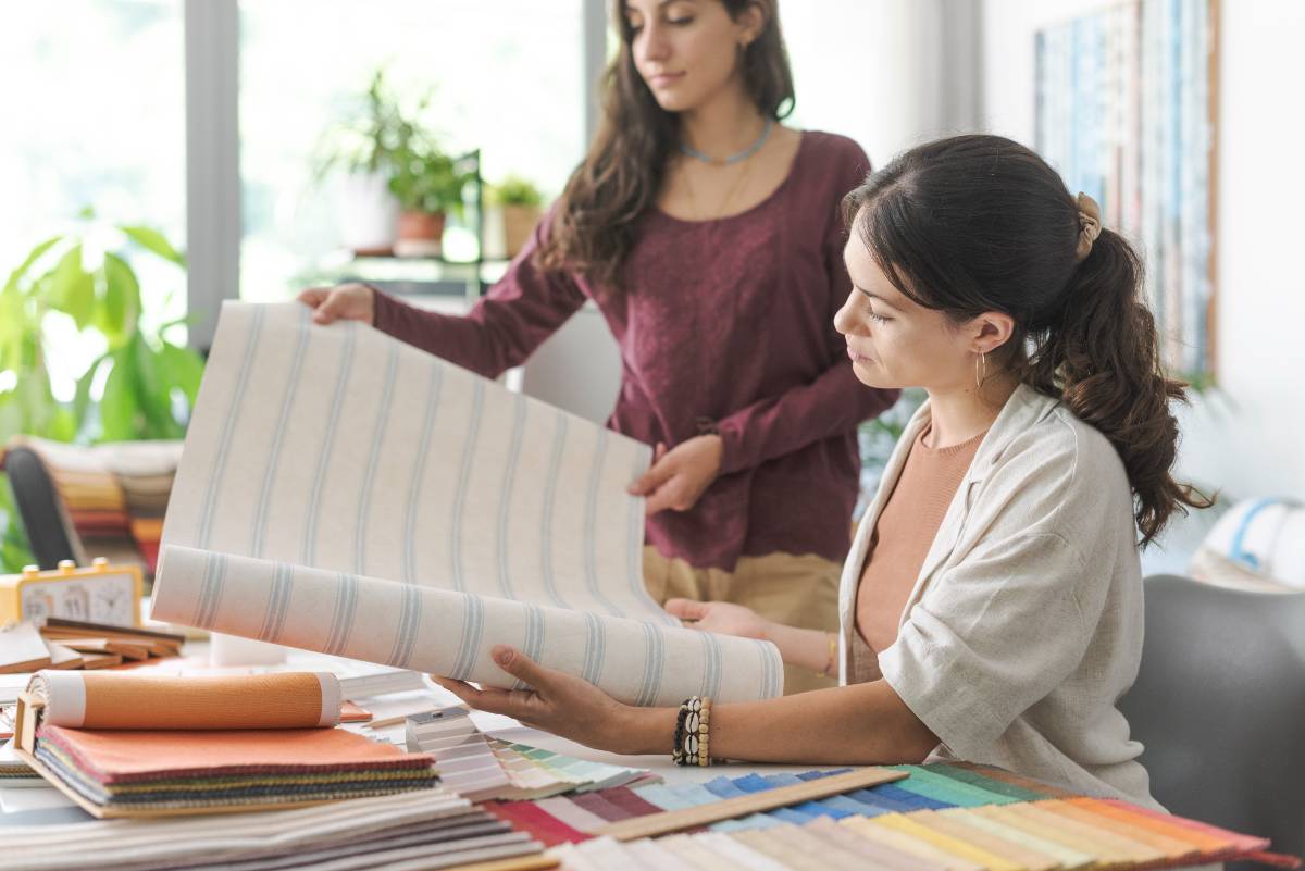 femmes choisissant du papier peint