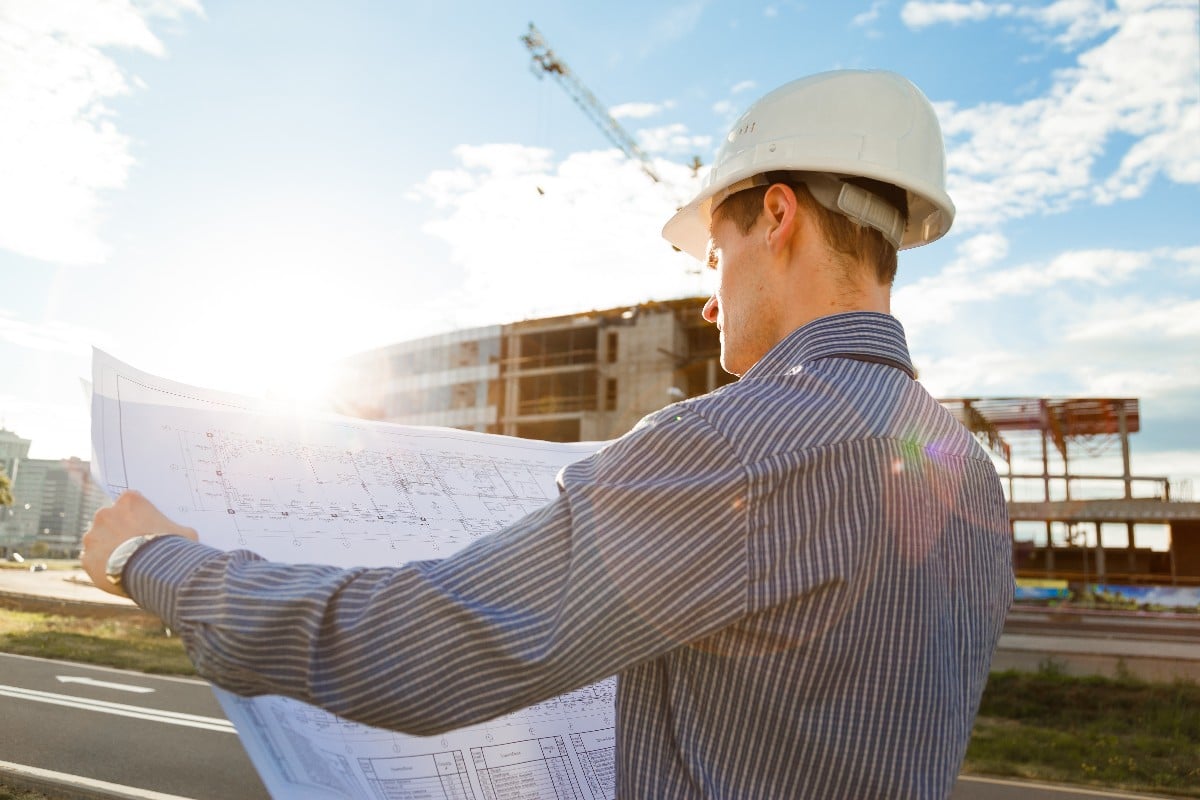 entrepreneur en bâtiment en casque