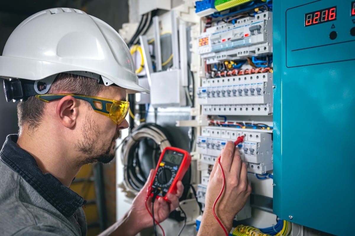 un électricien vérifiant la conformité électrique