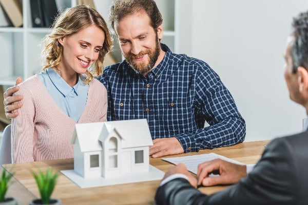 couple ayant une rencontre avec un agent immobilier