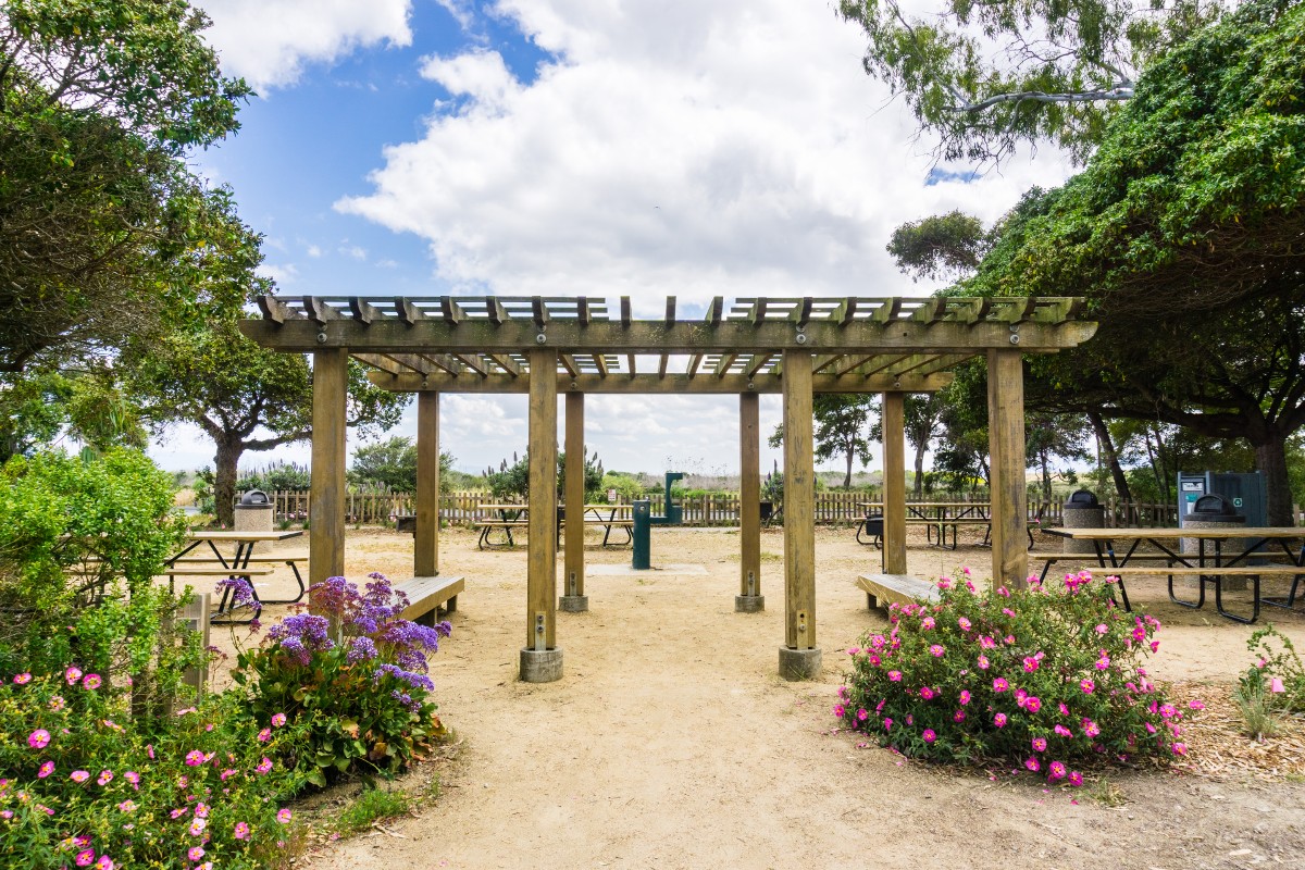 aire de pique nique avec tables et pergola