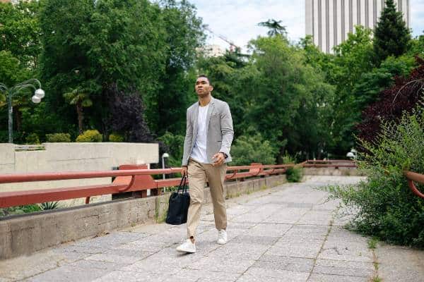 homme marchant pour se rendre au travail