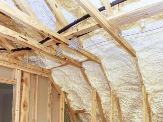 combles isolé grâce à de la mousse polyuréthane projetée