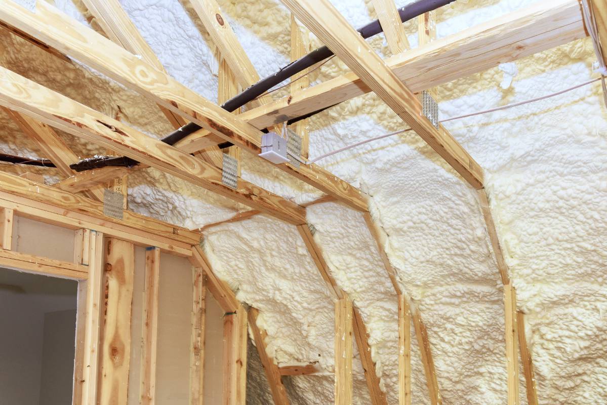 combles isolé grâce à de la mousse polyuréthane projetée