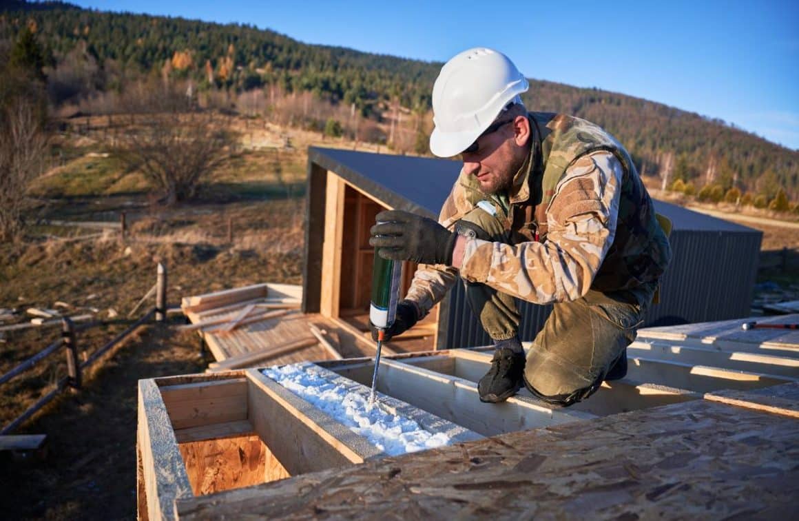 artisan isolant toit de maison avec mousse polyuréthane
