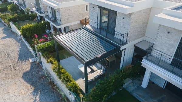 pergola bioclimatique avec lames fermées