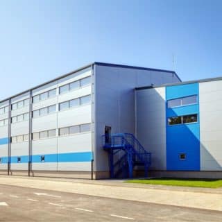 bâtiment métallique vs charpente métallique