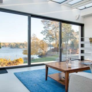 belle vue sur un lac bleu capture de l interieur d une villa 11zon