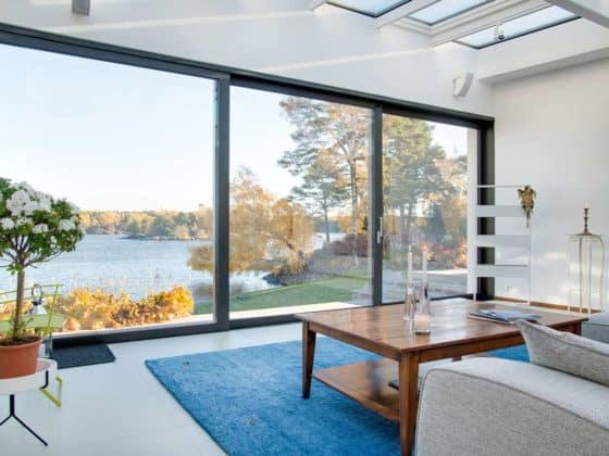 belle vue sur un lac bleu capture de l interieur d une villa 11zon