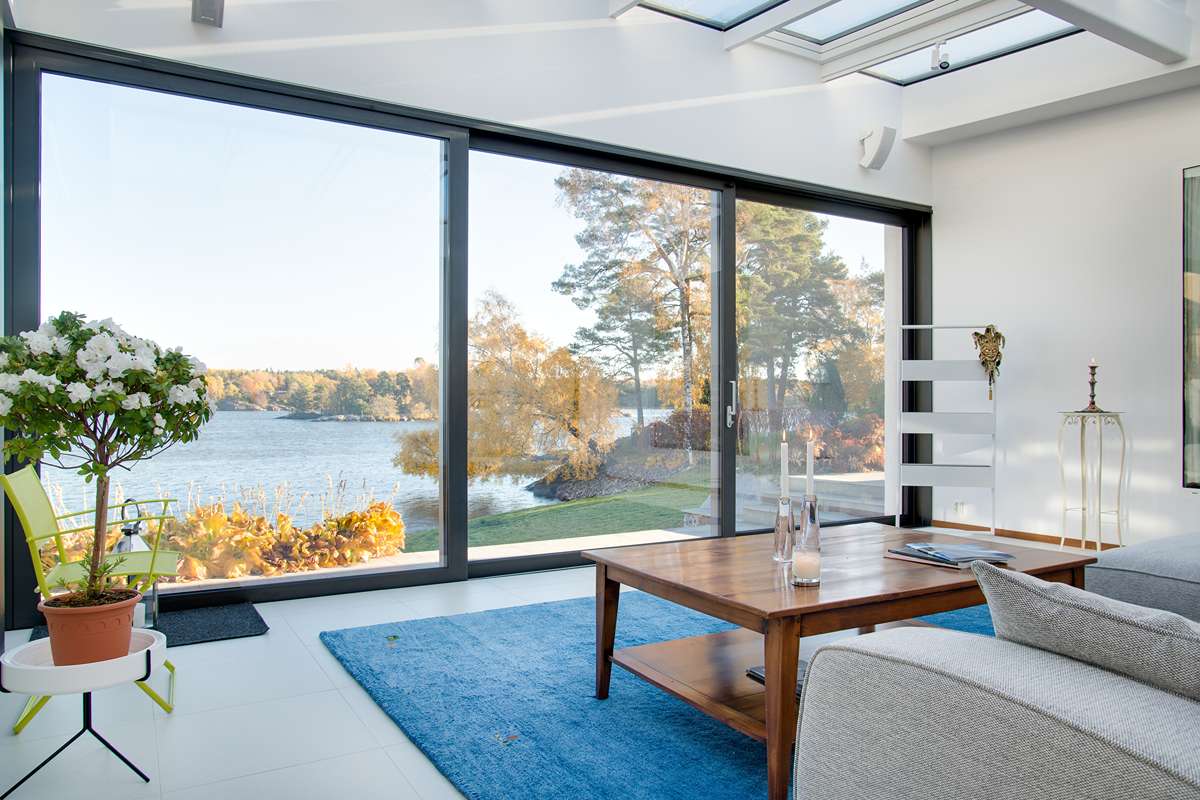 belle vue sur un lac bleu capture de l interieur d une villa 11zon