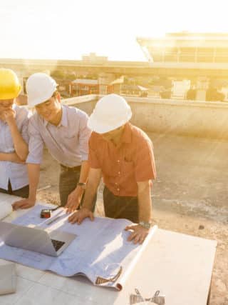 des ouvriers sur le chantier