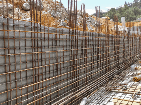 découvrez les techniques de ferraillage pour mur de soutènement, les normes à respecter et des conseils pratiques pour garantir la solidité et la durabilité de vos ouvrages de soutènement.
