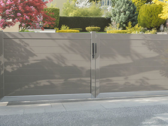 Optez pour un portail en aluminium prêt à poser et offrez à votre extérieur une touche d’élégance. Facile à installer, résistant et esthétique, découvrez la solution idéale pour valoriser votre entrée sans effort.