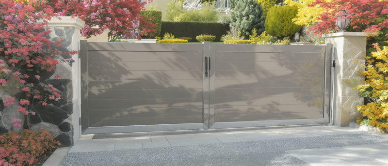 Optez pour un portail en aluminium prêt à poser et offrez à votre extérieur une touche d’élégance. Facile à installer, résistant et esthétique, découvrez la solution idéale pour valoriser votre entrée sans effort.