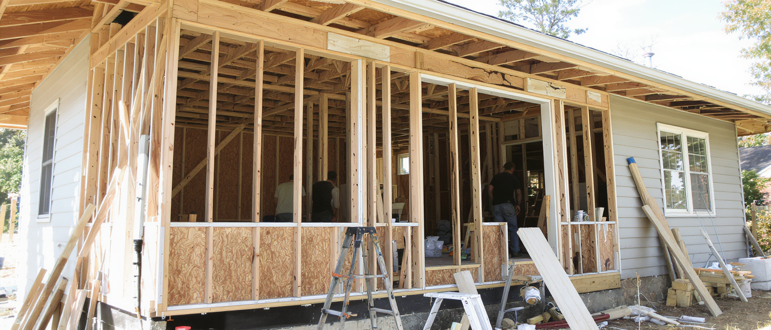 découvrez nos conseils et étapes essentielles pour réussir la rénovation d’une maison des années 60 : isolation, modernisation, choix des matériaux et astuces pour valoriser votre bien.