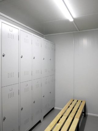 casier dans un vestiaire de chantier