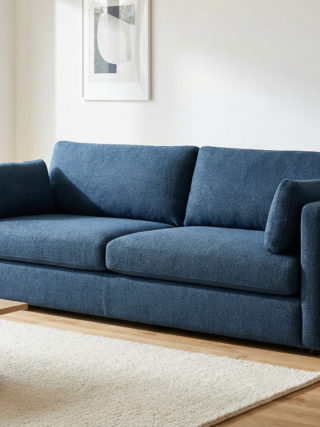 avis miliboo canape bleu moderne dans un salon lumineux